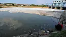 Selain buih limbah, sampah pun tampak mulai berserakan di bibir dan pinggiran waduk (Liputan6.com/Johan Tallo)