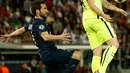 Gelandang Barcelona, Ivan Rakitic berusaha mengontrol bola dari kejaran pemain PSG Yohan Cabaye saat leg 8 besar Liga Champions di Parc des Princes, Paris, Kamis (16/4/2015). Barcelona menang 3-1 atas Paris Saint Germain. (Reuters/Benoit Tessier)