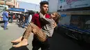 Warga Palestina yang terluka akibat pemboman Israel di Jalur Gaza dibawa ke rumah sakit di Rafah, Senin (23/10/2023). (AP Photo/Hatem Ali)