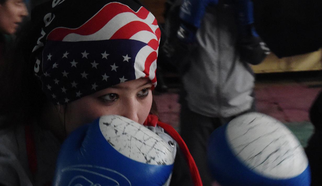 Olah raga tinju di Afganistan sedang menggeliat, tak terkecuali tinju wanita. Beberapa petinju wanita bergabung dan berlatih di sasana yang berada di Stadion Ghazi, Kabul, Afganistan. (AFP/Shah Marai)