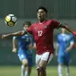 Aksi pemain timnas Indonesia U-23, Lerby Eliandri saat melawan Uzbekistan pada laga PSSI Anniversary Cup 2018 di Stadion Pakansari, Bogor, (03/5/2018).  (Bola.com/Nick Hanoatubun)