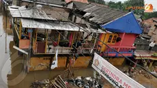 Masih diselidiki penyebab kebakaran yang terjadi di tengah genangan air. Namun salah satu rumah yang terbakar diketahui menjual gas elpiji sehingga kebakaran pun menghanguskan 3 rumah (Liputan6.com/Johan Tallo)