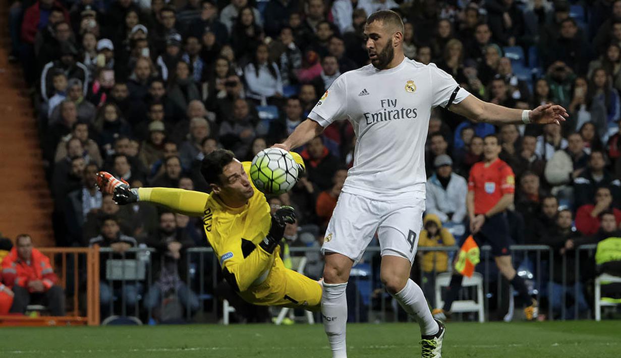 Striker Real Madrid, Karim Benzema, berupaya membobol gawang Sevilla yang dijaga Sergio Rico pada laga La Liga Spanyol di Stadion Santiago Bernabeu, Madrid, Minggu (20/3/2016). Madrid menang 4-0 atas Sevilla. (AFP/Pedro Armestre)