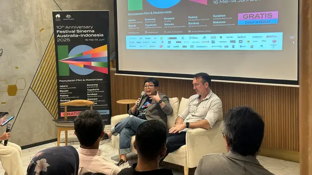 Akademisi dan Sutradara Australia Dean Chircop (kanan) dan Penulis novel dan skenario Indonesia Ika Natassa (kiri) saat mengisi workshop masterclass FSAI 2025 di Jakarta, Sabtu (17/5/2025). (Liputan6.com/Benedikta Miranti)