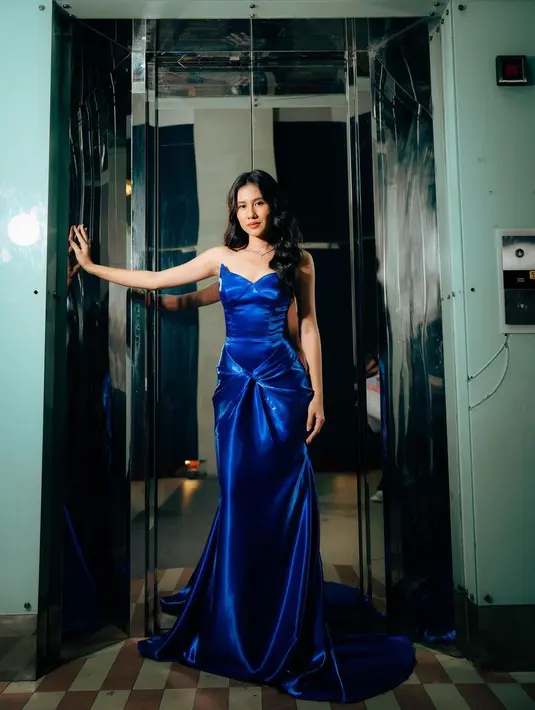 Dress ini memiliki bentuk hati di bagian dada, dengan train panjang menjuntai hingga ke lantai. [Foto: Instagram/sheninacinnamon]