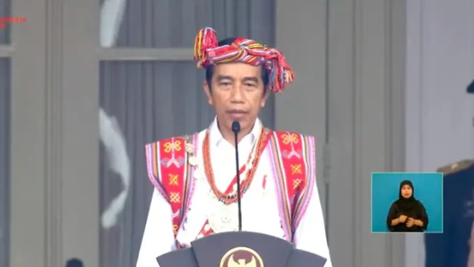 [Fimela] Presiden Joko Widodo mengenakan baju adat NTT
