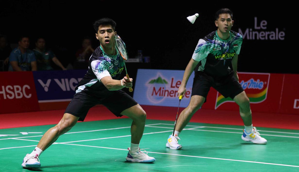 Raymond Indra/Nikolaus Joaquin berhasil unggul dua set langsung dengan skor 21-19, 21-14 atas Sabar Karyaman Gutama/Moh Reza Pahlevi Isfahani. Tampak dalam foto, pebulu tangkis ganda putra Indonesia, Sabar Karyaman Gutama/Moh Reza Pahlevi Isfahani saat bertanding melawan Raymond Indra/Nikolaus Joaquin pada semifinal Indonesia Masters 2026 di Istora Gelora Bung Karno, Senayan, Jakarta, Sabtu (24/1/2026). (Bola.com/M Iqbal Ichsan)