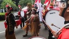 Pendaftaran Bakal Caleg ini juga diiringi dengan parade kebudayaan yang digelar dari Kantor PDIP, hingga ke Kantor KPU. (Liputan6.com/Herman Zakharia)