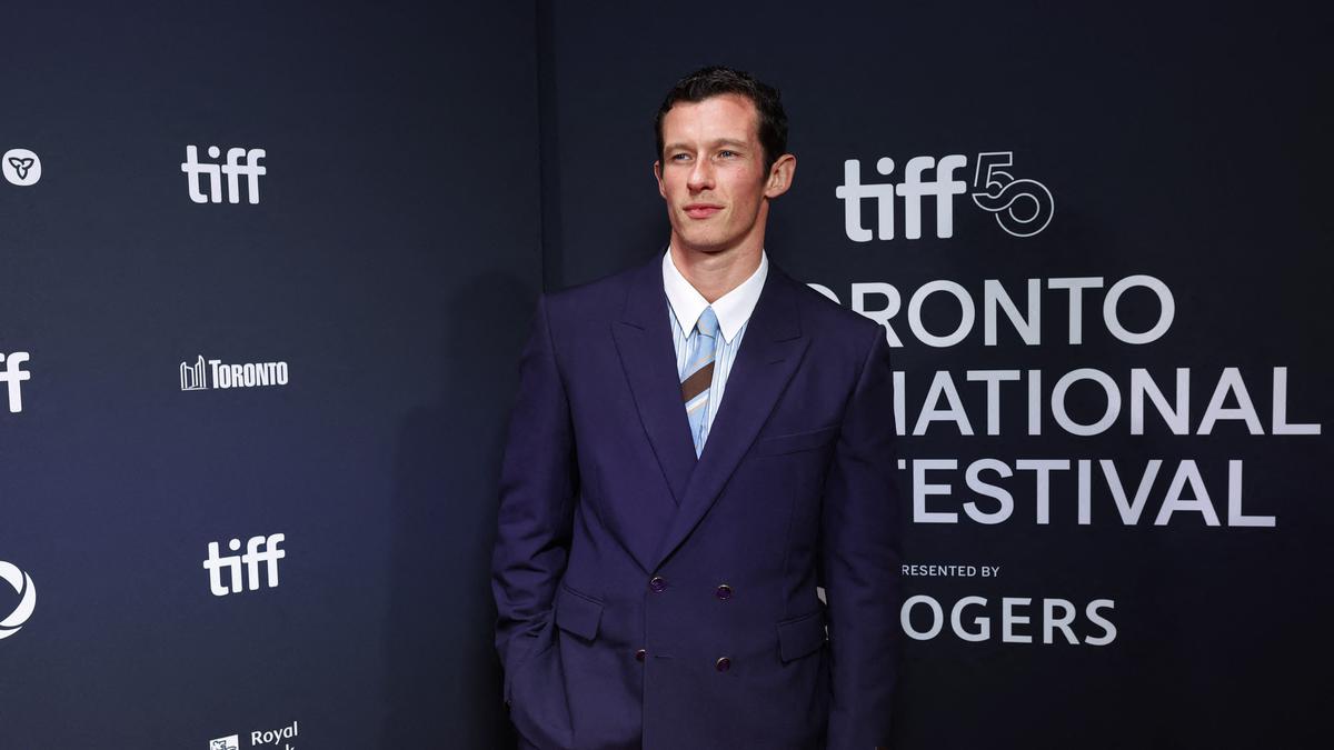 Sosok Callum Turner, Aktor Inggris yang Diisukan Jadi James Bond Pengganti Daniel Craig