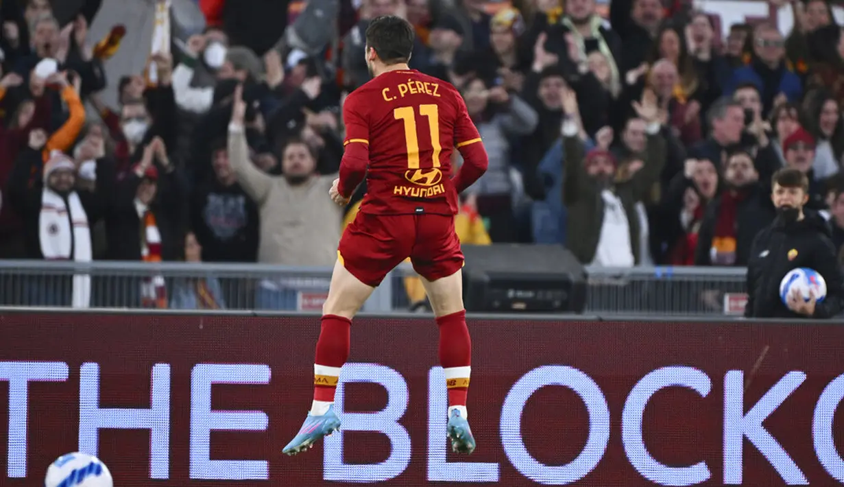 Pemain AS Roma Carles Perez melakukan selebrasi usai mencetak gol ke gawang Salernitana pada pertandingan sepak bola Serie A di Olympic Stadium, Roma, Italia, 10 April 2022. AS Roma menang dramatis 2-1. (Alfredo Falcone/LaPresse via AP)