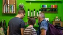 Sejumlah pengunjung melihat aneka jenis ganja yang dijual di apotek ganja di Tel Aviv, Israel (2/3/2016). Apotek ganja ini menjual berbagai jenis ganja medis serta olahannya untuk kesehatan. (AFP Photo/Jack Guez)