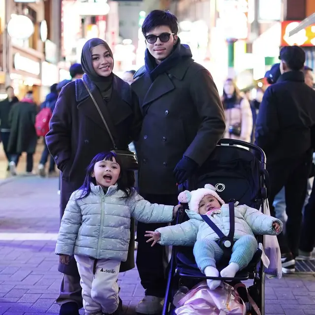Potret Keseruan Aurel dan Atta Ajak Anak-Anak ke Jepang, Tampil dengan Outfit Serasi Setiap Saat(instagram/attahalilintar, instagram/aurelie.hermansyah)