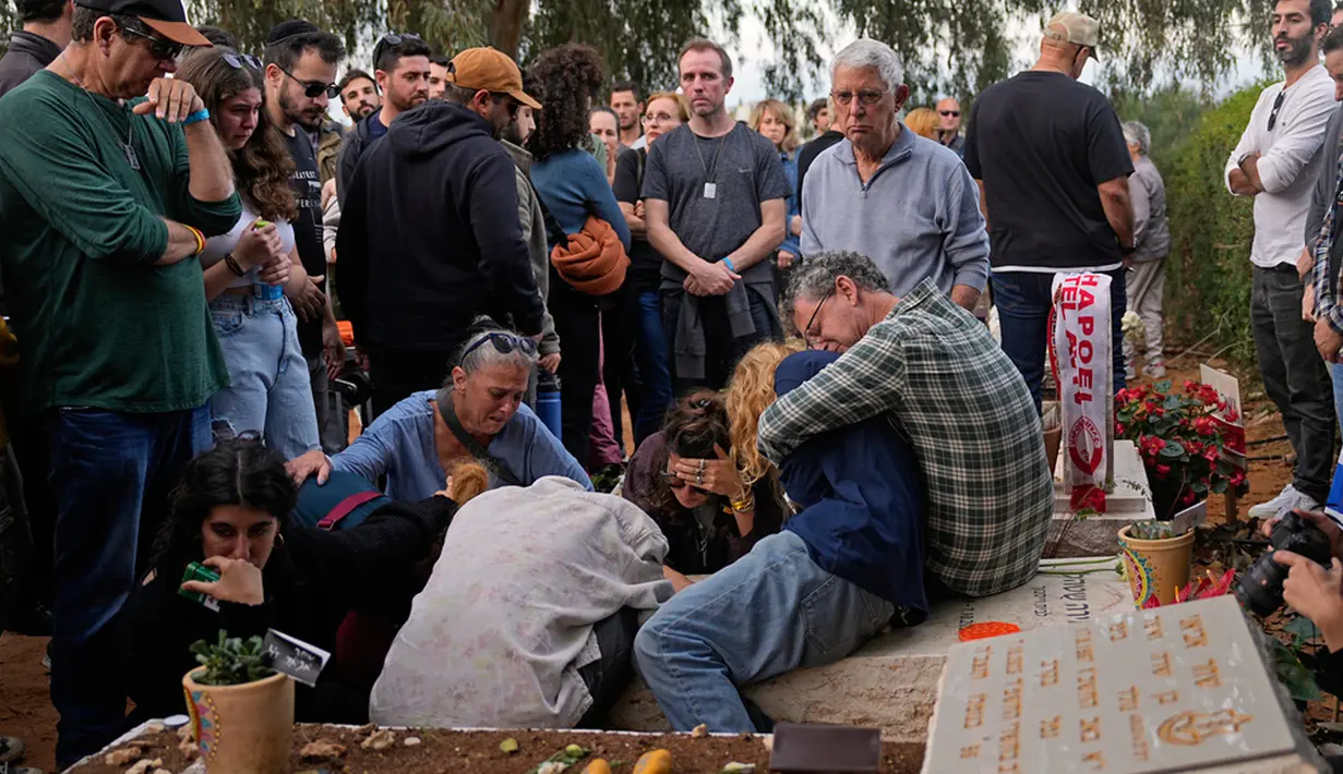 Pemerintah Israel kini menghadapi seruan kuat dari beberapa sekutu terdekatnya di Eropa dan juga dari para demonstran di dalam negeri, untuk melakukan gencatan senjata. (AP Photo/Ohad Zwigenberg)