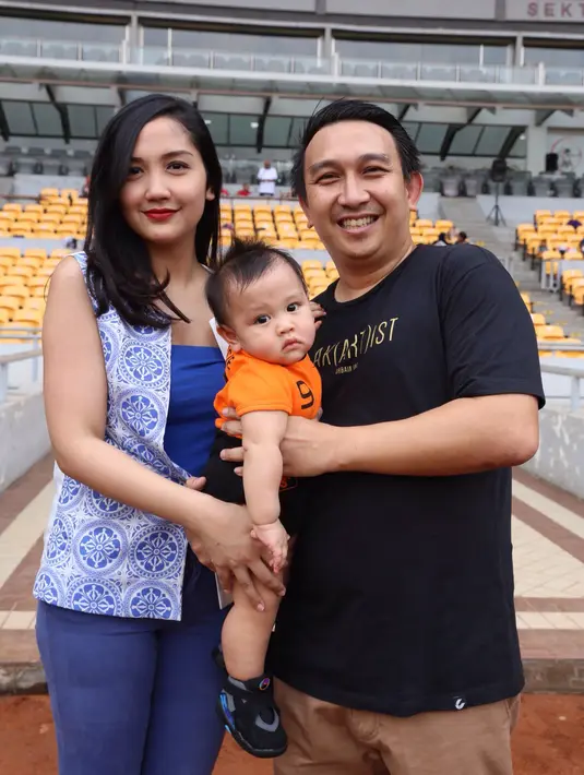 Augie bersama istri, Adriana Bustami serta anak, Enzo Alvero Wiyana saat datang diacara liga sepak bola Agum Gumelar Cup X di Stadion Utama Gelora Bung Karno, Senayan, Jakarta, Minggu (10/4/2016). (Andy Masela/Bintang.com)
