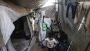 Hewan-hewan tersebut merusak tenda, perlengkapan pengungsi, serta makanan yang ada. Situasi tersebut meningkatkan risiko kelaparan dan penyakit menular. Tampak dalam foto, seorang pengungsi Palestina menyemprotkan cairan disinfektan pada jalan setapak dan tenda-tenda untuk membasmi serangga dan hewan pengerat di kamp pengungsian Khan Yunis, Jalur Gaza Selatan pada Rabu 22 April 2026. (Bashar Taleb/AFP)