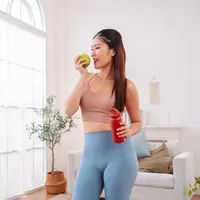 Ilustrasi perempuan makan buah yang baik untuk diet. (c) champlifezy/Depositphotos