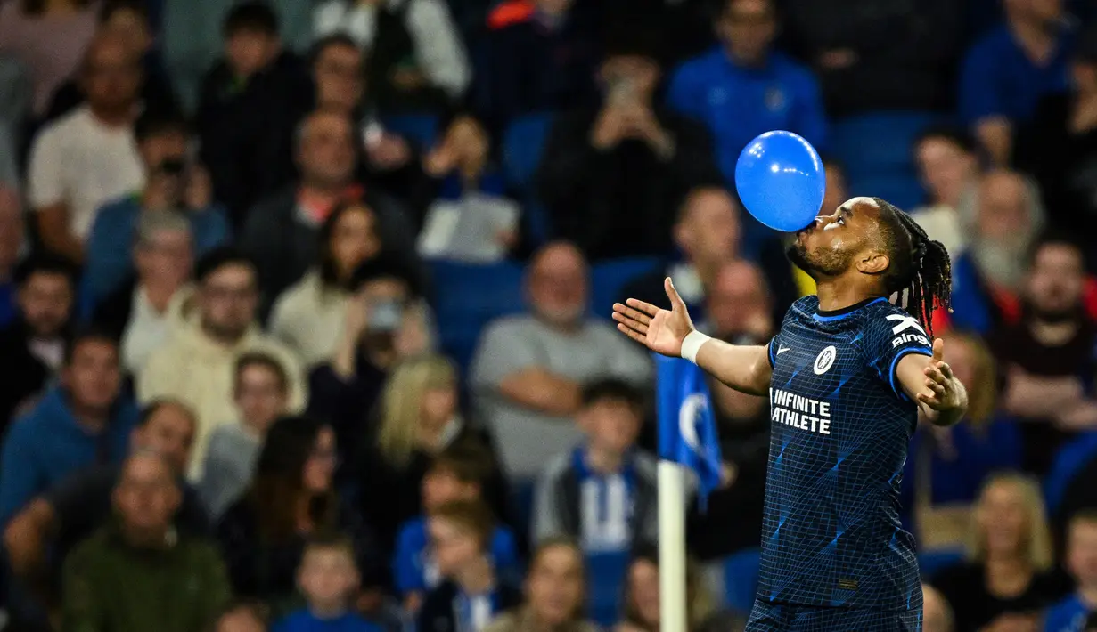 Selebrasi striker Chelsea, Christopher Nkunku setelah mencetak gol kedua timnya ke gawang Brighton and Hove Albion pada laga tunda pekan ke-34 Liga Inggris 2023/2024 di American Express Community Stadium, Brighton, Rabu(15/5/2024). (AFP/Glyn Kirk)