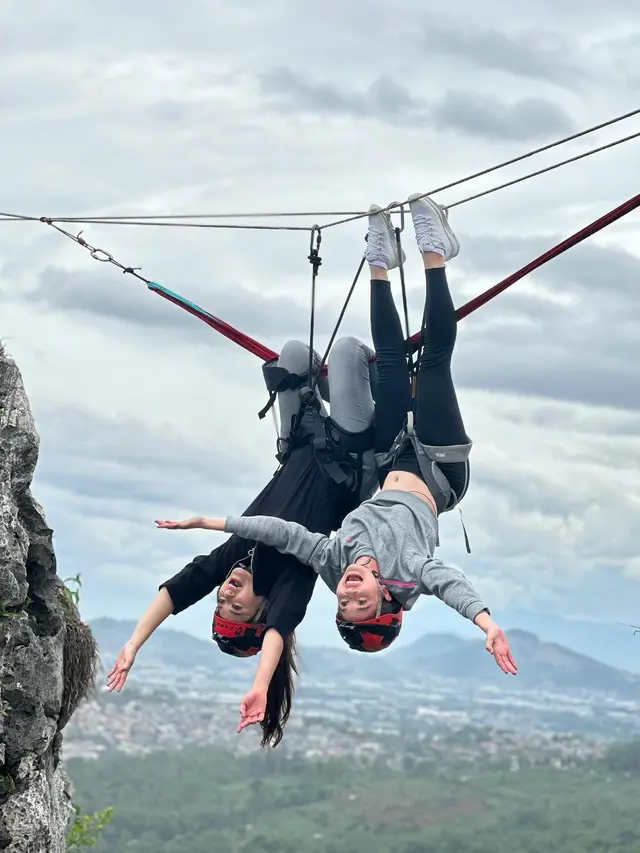 7 Potret Nathalie Holscher Naik Tebing Gunung Hawu, Enggak Takut Ketinggian