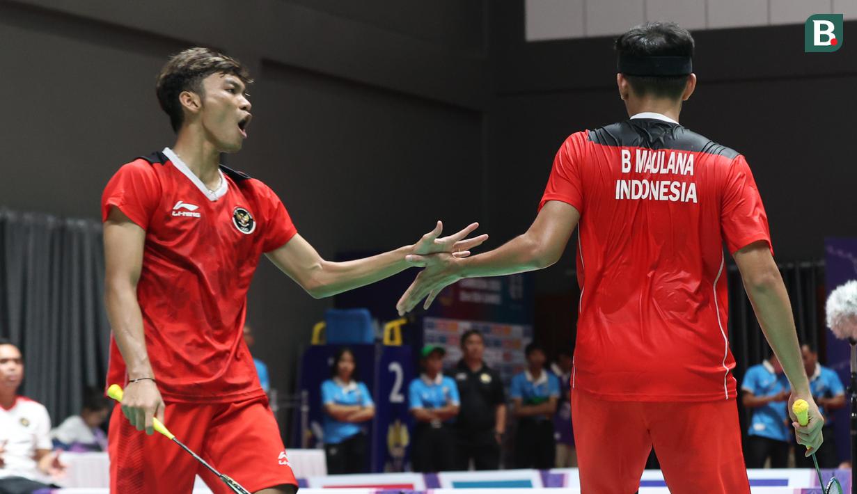 <p>Ganda putra Indonesia, Muhammad Shohibul Fikri/Bagas Maulana saat menghadapi ganda putra Malaysia, Beh Chun Meng/Goh Boon Zhe pada laga final bulu tangkis beregu putra SEA Games 2023 di Morodok Techo National Stadium Badminton Hall, Phnom Penh, Kamboja, Kamis (11/5/2023). Muhammad Shohibul Fikri/Bagas Maulana menang dua game langsung 21-12, 22-20. Tim bulu tangkis Indonesia merebut medali emas setelah menang 3-1 atas Malaysia. (Bola.com/Abdul Aziz)</p>