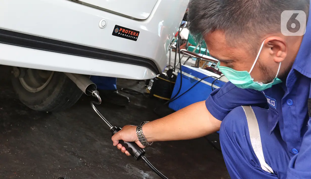Petugas melakukan uji emisi buang kepada kendaraan di Kantor Dinas Lingkungan Hidup DKI kawasan Kramat Jati, Jakarta, Selasa (3/11/2020). Kegiatan bagi kendaraan roda empat berbahan bakar bensin dan solar tersebut untuk mendukung terealisasinya Jakarta Langit Biru. (Liputan6.com/Herman Zakharia)