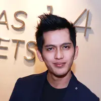 Sebagai info, dalam film Kembar 5, Ilyas Bachtiar berperan sebagai Jagad, laki-laki bersifat baik dan tulus yang dekat dengan Gendis (diperankan oleh Yuki Kato).(Wimbarsana/Bintang.com)