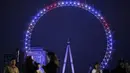 London Eye menyalakan lampu berwarna merah, biru dan putih untuk menghormati kelahiran bayi laki-laki  Pangeran Harry dan Meghan Markle di London, Senin (6/5/2019). London Eye atau Millennium Wheel adalah sebuah roda pengamatan yang terbesar di dunia, memiliki tinggi 135 meter. (Tolga AKMEN/AFP)