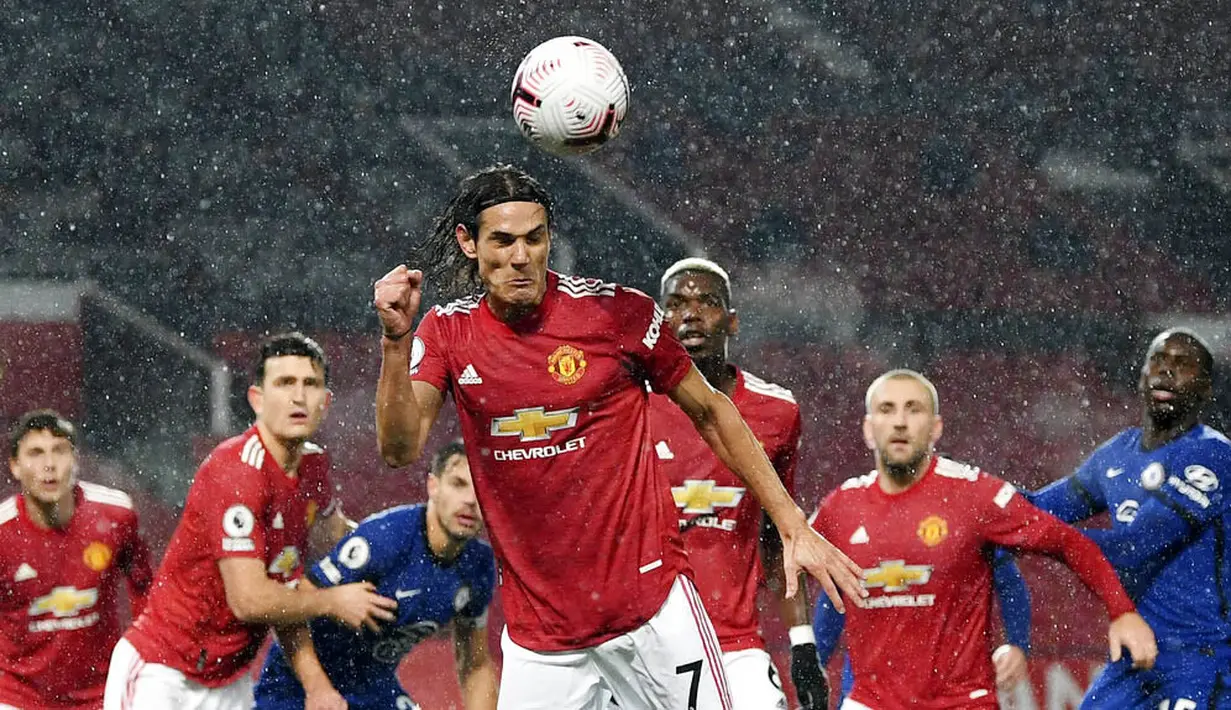 Striker baru Manchester United, Edinson Cavani, menyundul bola saat melawan Chelsea pada laga Liga Inggris di Stadion Old Trafford, Minggu (25/10/2020). Kedua tim bermain imbang 0-0. (Michael Regan/Pool via AP)