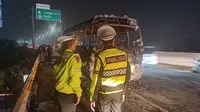 Detik-Detik Elf Terbakar di Tol Pandaan-Malang, Diduga Akibat Korsleting