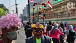 Warga mengenakan kostum unik saat Car Free Day di Kawasan Bundaran HI, Jakarta, Minggu (14/8/2022). Banyak warga mengenakan kostum bernuansa merah putih untuk menyambut HUT Kemerdekan Republik Indonesia ke 77. (Liputan6.com/Angga Yuniar)