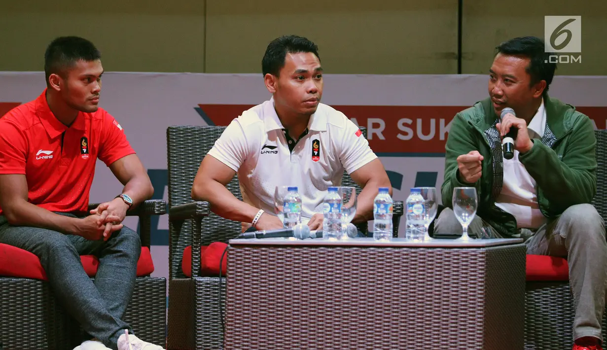 Menpora Imam Nahrawi bersama dua Atlet peraih medali emas dari cabor Pencak Silat, Yola Primadona Jampil dan dan cabor Angkat Besi, Eko Yuli Irawan dalam acara Energi Indonesia untuk Asia dan Dunia, di Jakarta, Rabu (12/9).(Liputan6.com/Johan Tallo)