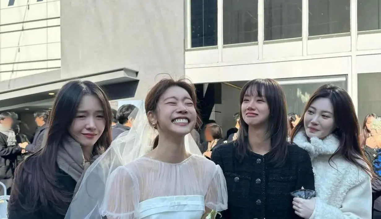 Park Sojin tampil simpel namun tetap menawan dalam balutan gaun pengantin putih. [Foto: Instagram/ssozi_sojin]