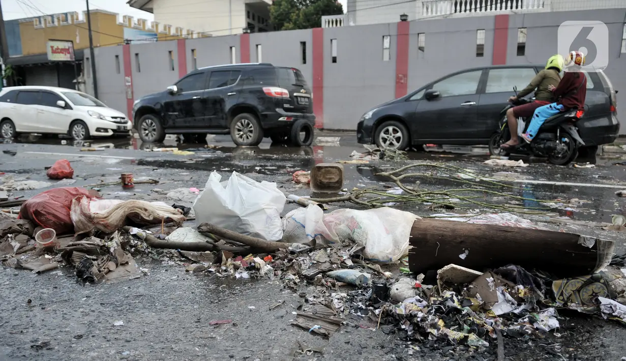 Sampah yang terbawa arus banjir di Jalan RA Kartini, Bekasi, Jawa Barat, Kamis (2/1/2020). Banjir yang merendam Jalan RA Kartini sejak kemarin melumpuhkan akses kendaraan dan perekonomian warga setempat. (merdeka.com/Iqbal Nugroho)