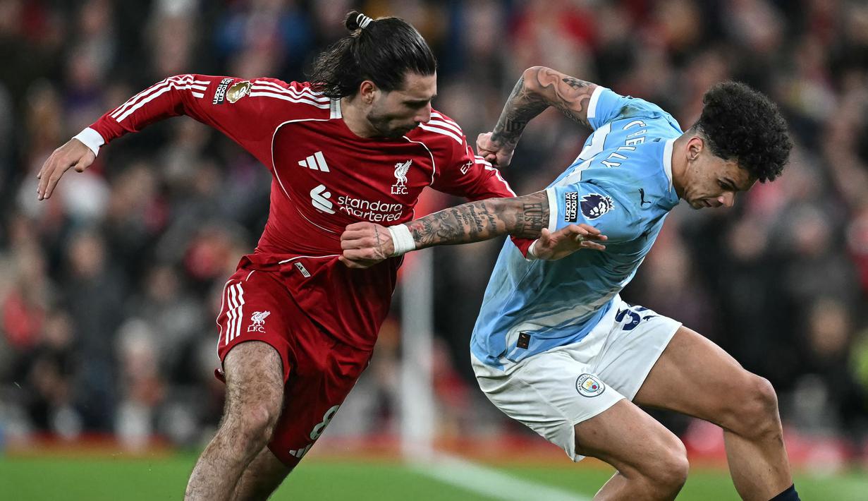 Setelah gol dibatalkan, VAR kemudian menunjukkan tayangan ulang pelanggaran Szoboszlai yang menggagalkan peluang gol Haaland, merekomendasikan kartu merah. (AFP/Paul Ellis)