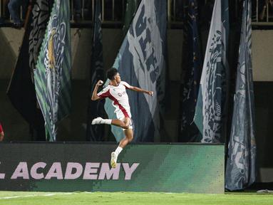 Pemain Garudayaksa FC, Alfin Kelilauw merayakan gol pertama timnya ke gawang PSS Sleman dalam laga final Pegadaian Championship 2025/2026 di Stadion Maguwoharjo, Sleman, Yogyakarta, Sabtu (09/05/2026). (Bola.com/Abdul Aziz)