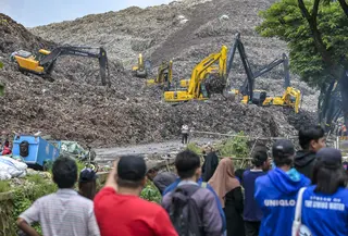 Insiden yang terjadi pada Minggu 8 Maret 2026, mengakibatkan setidaknya lima orang meninggal dunia tertimbun material longsoran di lokasi kejadian. Tampak dalam foto, tim penyelamat menggunakan alat berat untuk mencari korban longsor di Tempat Pembuangan Sampah Terpadu (TPST) Bantargebang, Bekasi, Jawa Barat, pada 9 Maret 2026. (BAY ISMOYO/AFP)