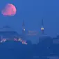 Bulan purnama terlihat di atas Haghia Sophia yang ikonik di Istanbul, Turki, Senin (16/5/2022) dini hari. (AP Photo/Mucahid Yapici)