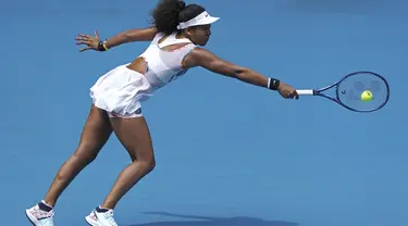 Petenis Jepang Naomi Osaka berusaha mengembalikan bola saat bertanding melawan Marie Bouzkova dari Republik Ceko pada pertandingan putaran pertama tunggal kejuaraan tenis Australia Terbuka di Rod Laver Arena, Melbourne, Australia, Senin (20/1/2020). Osaka menang 6-2 dan 6-4 . (AP Photo/Lee Jin-man)