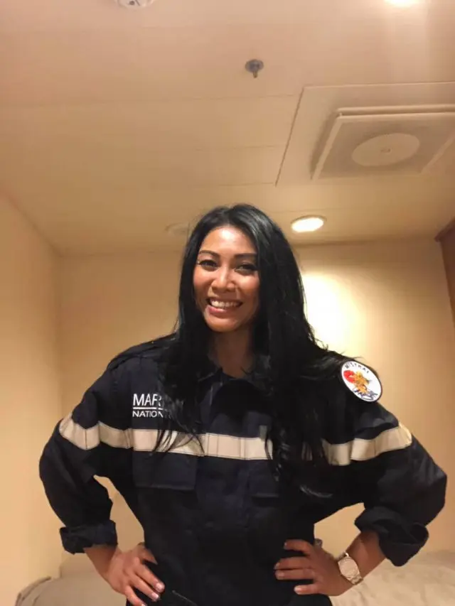 Anggun menaiki kapal militer Prancis (Instagram)