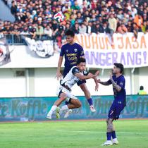 Hingga akhir pertandingan skor tidak berubah, Persija menang 2-0 atas tuan rumah Persita. Tampak dalam foto, pemain Persita, Hokky Caraka Bintang Brilliant (atas) berusaha memenangkan duel perebutan bola atas saat melawan Persija pada pertandingan pekan ke-19 BRI Super League 2025/2026 di Indomilk Arena, Tangerang, Banten, Jumat (30/1/2026). (Bola.com/M Iqbal Ichsan)
