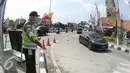 Petugas sedang mengatur lalu lintas di pertiga exit tol brebes timur - Pantura, Jawa Tengah, Sabtu (9/7). H+3, dari exit tol Brebes timur telah diberlakukan contra flow sampai km 267. (Liputan6.com/Herman Zakharia)