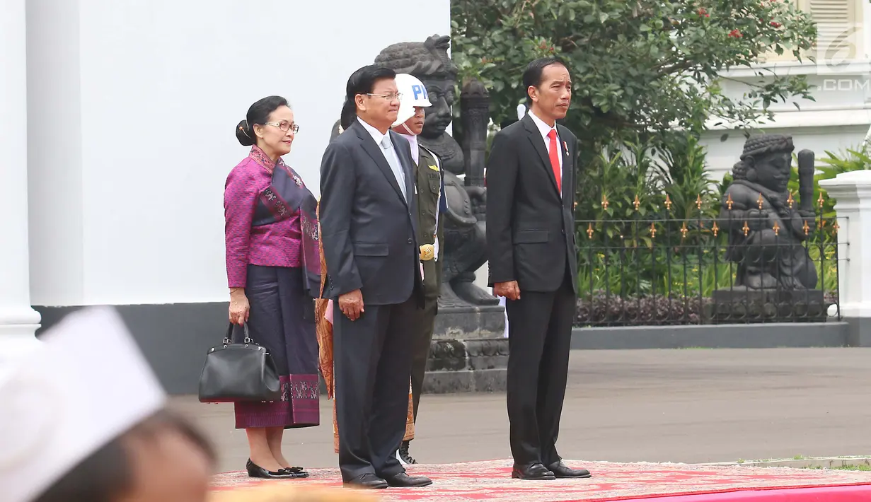 Presiden Joko Widodo (Jokowi) menerima kunjungan kenegaraan Perdana Menteri (PM) Republik Demokratik Rakyat Laos Thongloun Sisoulith dan Ibu Naly Sisoulith, di Istana Kepresidenan Bogor, Jawa Barat, Kamis (12/10). (Liputan6.com/Angga Yuniar)