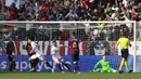 Gelandang Sevilla, Jesus Navas, mencetak gol ke gawang Barcelona pada laga La Liga di Stadion Ramon Sanchez Pizjuan, Sabtu (23/2). Barcelona menang 4-2 atas Sevilla. (AP/Miguel Morenatti)