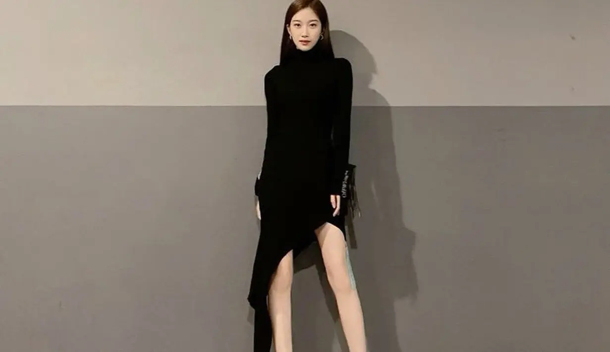 Dress hitam dengan model asimetris lengan panjang, Moon Ga Young tampil mengenakan riasan minimalis dengan rambut panjangnya. (@m_kayoung)