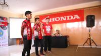 Pebalap binaan PT Daya Adicipta Motora (DMA), Anggi Permana dan Mario S.A sedang berbagai pengalaman berkarier di dunia balap kepada para siswa SMK Wiraswasta Cimahi, Sabtu (15/4/2017). (Dok Astra Honda Motor)