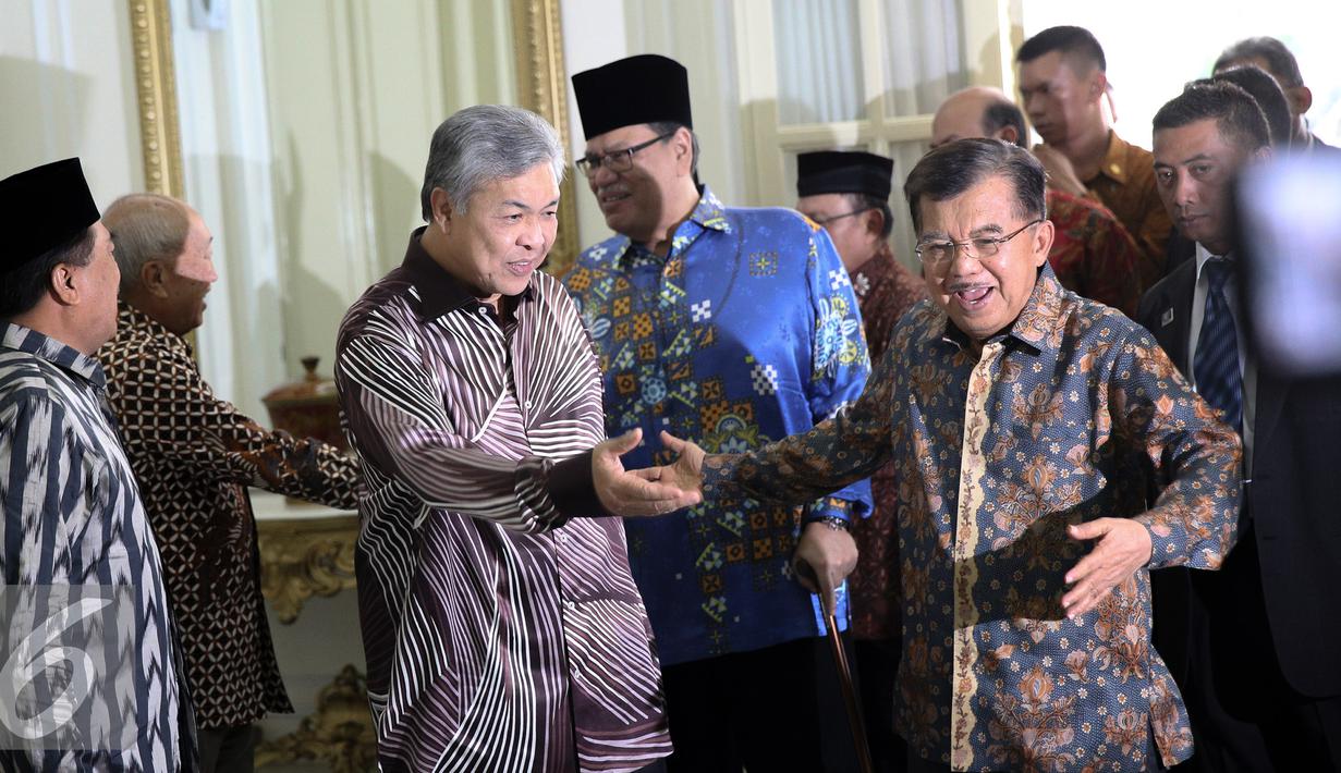 Wakil Presiden, Jusuf Kalla bersama Wakil PM Malaysia Ahmad Zahid Hamidi berbincang di Istana Wapres, Jakarta, Jumat (18/9/2015). Wapres JK dan Wakil PM Hamidi melaksanakan salat Jumat bersama di Masjid Baturrahman. (Liputan6.com/Faizal Fanani)