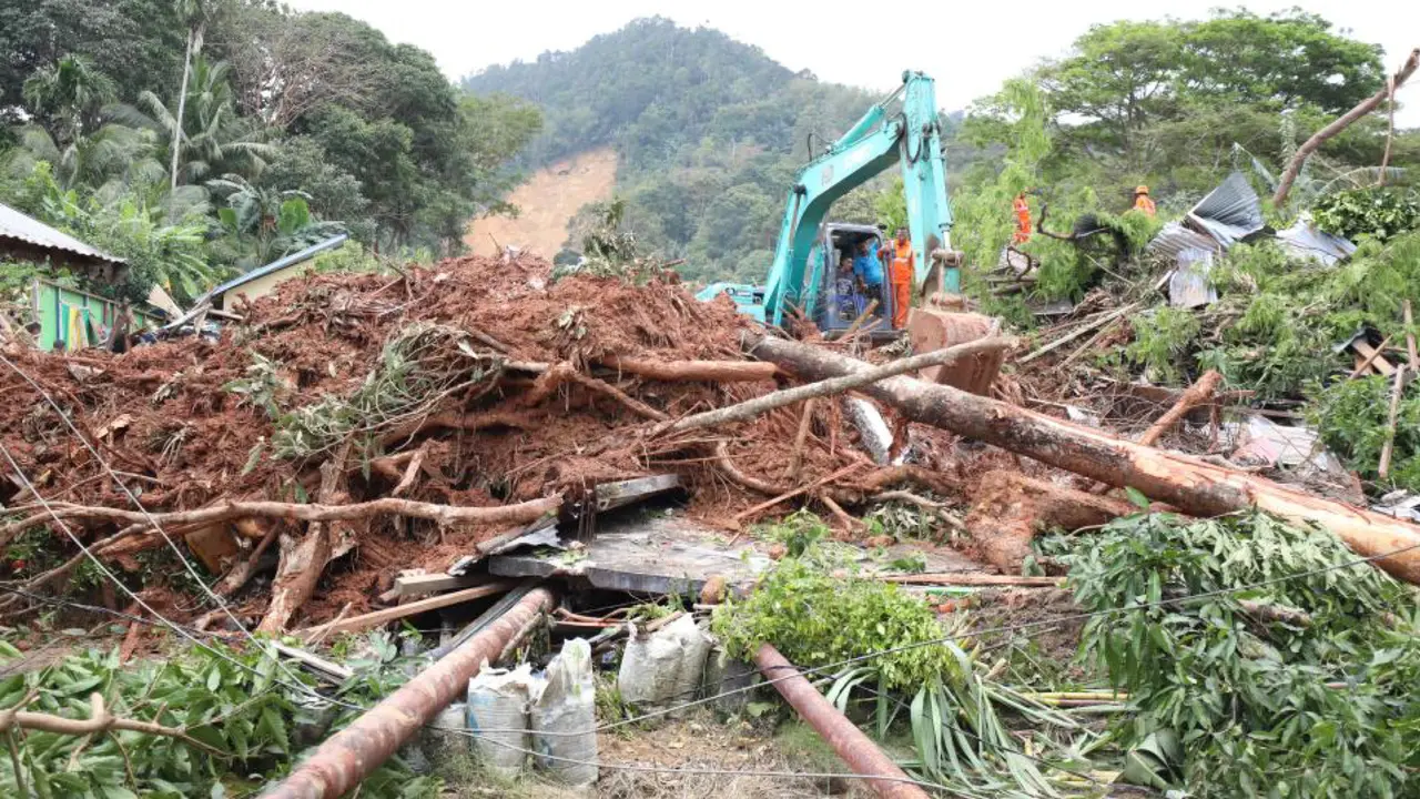 Longsor di Natuna: Pencarian Korban Longsor di Desa Pangkalan Terus Dilakukan