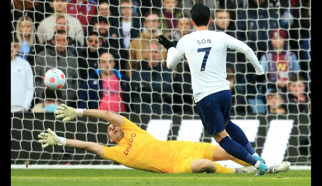 Hanya berjarak lima menit dari gol ketiga Tottenham Hotspur, Son Heung-min berhasil mencetak hattrick ke gawang Aston Villa. Ia sukses melakukan umpan satu dua dengan Kulusevski sebelum melesatkan bola ke gawang yang dijaga Emiliano Martinez. (AFP/Lindsey Parnaby)