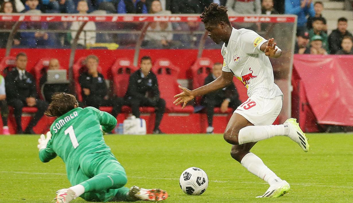 Pemain RB Salzburg, Karim Konate (kanan) berusaha mencetak gol ke gawang Inter Milan yang diajaga Yann Sommer pada laga uji coba pramusim di Red Bull Arena, Austria, 10 Agustus 2023 WIB. (AFP/APA/Krugfoto)