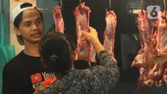 Pedagang daging sapi melayani pembeli di Pasar Senen Jakarta, Senin (11/3/2024). (merdeka.com/Imam Buhori)