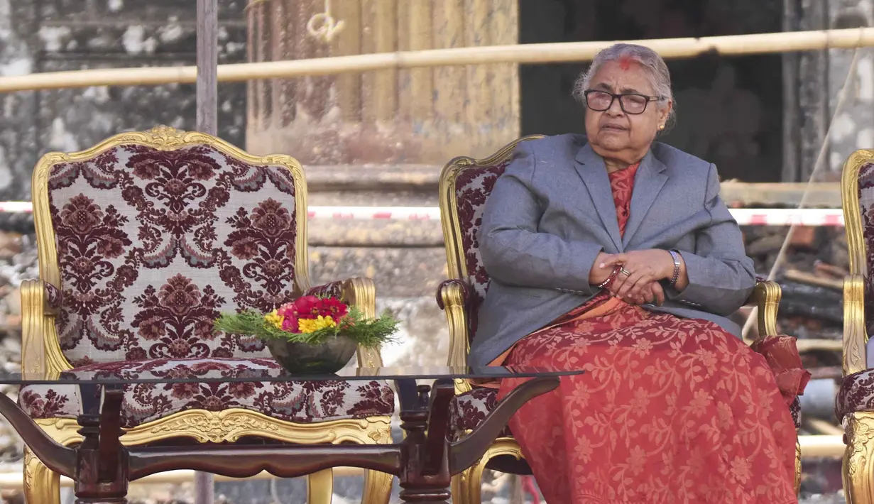 Sushila Karki menggantikan Perdana Menteri KP Sharma Oli yang mundur usai unjuk rasa besar-besaran hingga memicu kerusuhan dalam beberapa hari terakhir. (AP Photo/Niranjan Shrestha)